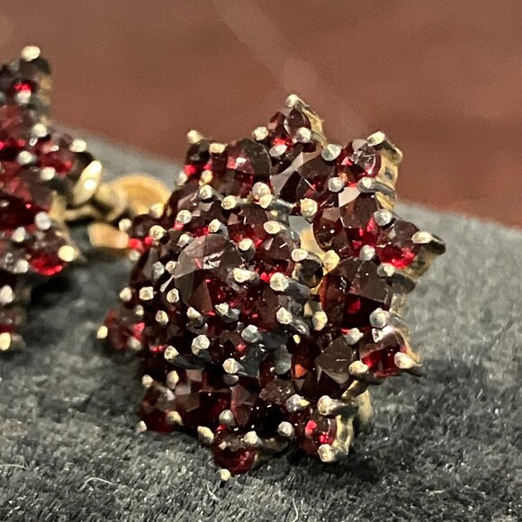 Vintage Bohemian Garnet Cluster Gold-plated 900 Silver Screw-back Earrings - Picture 3 of 16
